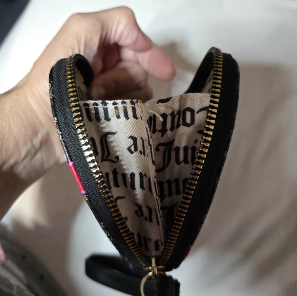 Juicy Couture Black Heart Wristlet Coin Pouch - Picture 7 of 8